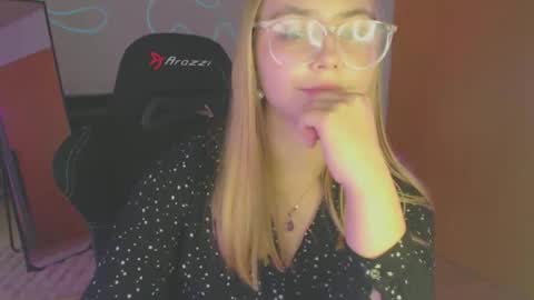 Snapshot of petalkiss chatting on 09/19/25, 02:07 petalkiss online show from 09/19/25, 02:07