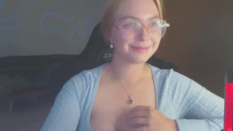 Snapshot of petalkiss chatting on 09/24/25, 03:15 petalkiss online show from 09/24/25, 03:15