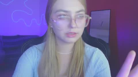 Snapshot of petalkiss chatting on 10/13/25, 07:03 petalkiss online show from 10/13/25, 07:03