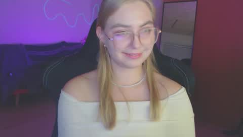 Snapshot of petalkiss chatting on 10/15/25, 06:19 petalkiss online show from 10/15/25, 06:19