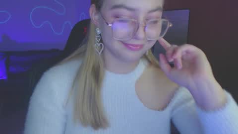 Snapshot of petalkiss chatting on 10/17/25, 05:15 petalkiss online show from 10/17/25, 05:15