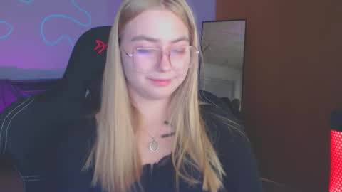 Snapshot of petalkiss chatting on 10/24/25, 05:42 petalkiss online show from 10/24/25, 05:42