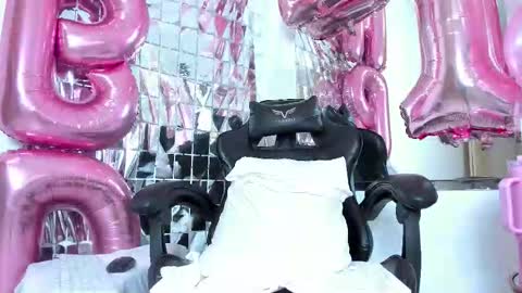 Snapshot of petite_amor chatting on 10/02/25, 09:33 petite_amor online show from 10/02/25, 09:33