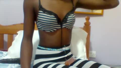 Snapshot of petite_ariana chatting on 05/07/26, 08:03 ariana online show from 05/07/26, 08:03