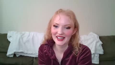 Snapshot of petite_cupcake chatting on 01/28/25, 07:00 Little cupcake online show from 01/28/25, 07:00