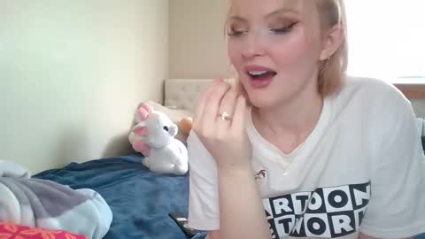 Snapshot of petite_cupcake chatting on 02/20/25, 04:36 Little cupcake online show from 02/20/25, 04:36