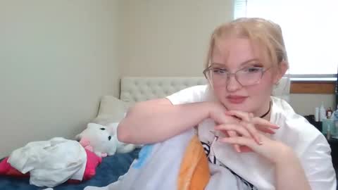 Snapshot of petite_cupcake chatting on 02/20/25, 10:48 Little cupcake online show from 02/20/25, 10:48