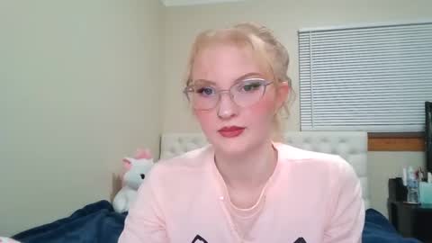 Snapshot of petite_cupcake chatting on 02/25/25, 11:55 Little cupcake online show from 02/25/25, 11:55