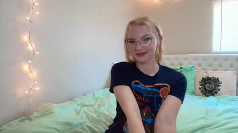 Snapshot of petite_cupcake chatting on 10/28/25, 03:58 Little cupcake online show from 10/28/25, 03:58
