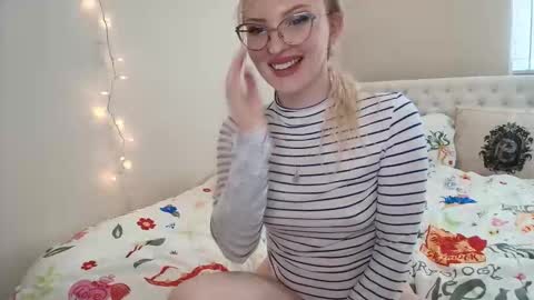 Snapshot of petite_cupcake chatting on 11/06/25, 06:31 Little cupcake online show from 11/06/25, 06:31
