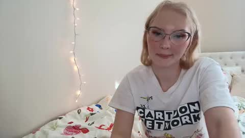 Snapshot of petite_cupcake chatting on 11/17/25, 07:30 Little cupcake online show from 11/17/25, 07:30