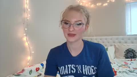 Snapshot of petite_cupcake chatting on 11/18/25, 05:28 Little cupcake online show from 11/18/25, 05:28