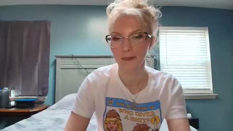 Snapshot of petite_cupcake chatting on 03/24/26, 06:46 Little cupcake online show from 03/24/26, 06:46
