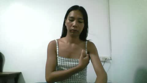 Snapshot of petite_dicklover chatting on 06/13/26, 06:00 Yuriee online show from 06/13/26, 06:00