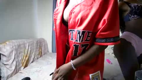 Snapshot of petite_funnie chatting on 10/24/25, 08:11 petite_funnie online show from 10/24/25, 08:11