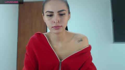 Snapshot of petite_linda chatting on 12/23/25, 09:40 Linda online show from 12/23/25, 09:40