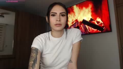 Snapshot of petite_linda chatting on 04/19/26, 06:35 Linda online show from 04/19/26, 06:35