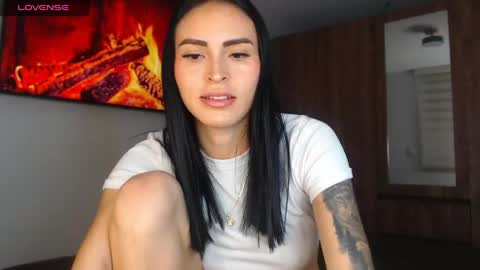 Snapshot of petite_linda chatting on 05/23/26, 03:01 Linda online show from 05/23/26, 03:01