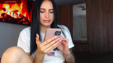 Snapshot of petite_linda chatting on 06/05/26, 01:56 Linda online show from 06/05/26, 01:56