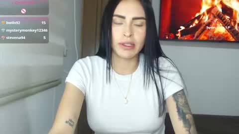 Snapshot of petite_linda chatting on 06/11/26, 12:32 Linda online show from 06/11/26, 12:32