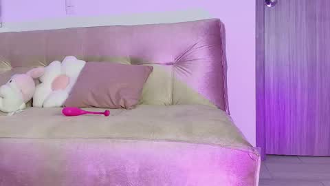 petite_marie_ online show from 02/13/26, 06:53