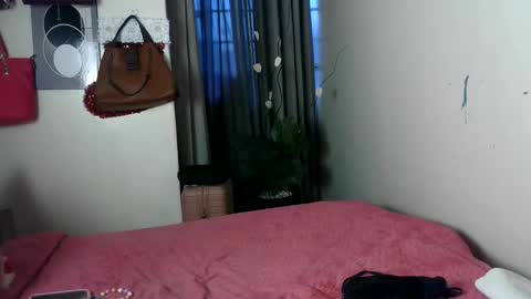 Snapshot of petite_princes chatting on 12/18/25, 03:29 petite_princes online show from 12/18/25, 03:29