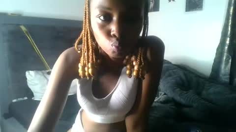 Snapshot of petite_queen69 chatting on 06/12/26, 10:52 petite_queen69 online show from 06/12/26, 10:52