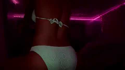 Snapshot of petitebarbie27 chatting on 10/28/25, 06:28 petitebarbie27 online show from 10/28/25, 06:28