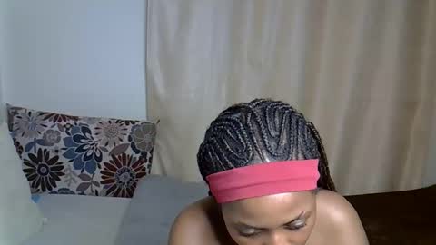 Snapshot of petitecaramell chatting on 10/27/25, 03:27 Caramel online show from 10/27/25, 03:27