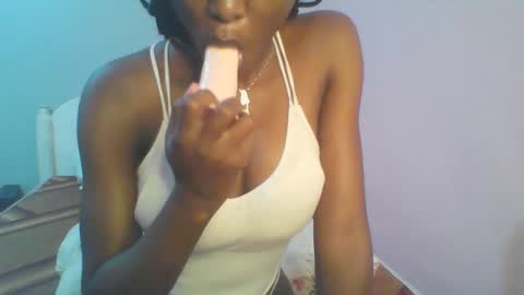 Snapshot of petiteediva chatting on 05/17/26, 02:42 diva online show from 05/17/26, 02:42