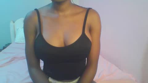 Snapshot of petiteediva chatting on 05/22/26, 03:06 diva online show from 05/22/26, 03:06