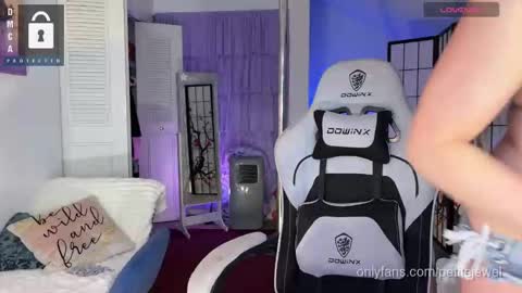 Snapshot of petitejewel chatting on 09/27/25, 10:20 Jules online show from 09/27/25, 10:20