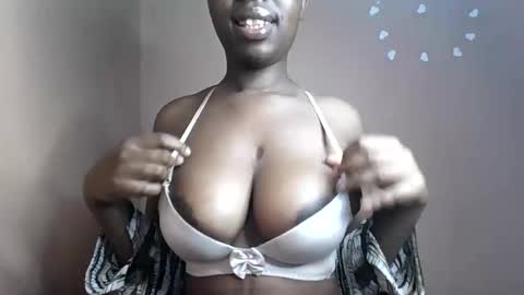 Snapshot of petitemomma76379 chatting on 05/22/26, 07:26 sexy chocolate online show from 05/22/26, 07:26