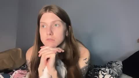 Snapshot of petiteratt chatting on 06/26/26, 01:43 I am very new and dont know what im doing lol online show from 06/26/26, 01:43
