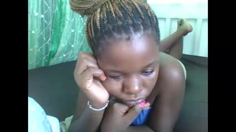Snapshot of petitesweetchiq chatting on 02/13/26, 08:54 petitesweetchiq online show from 02/13/26, 08:54