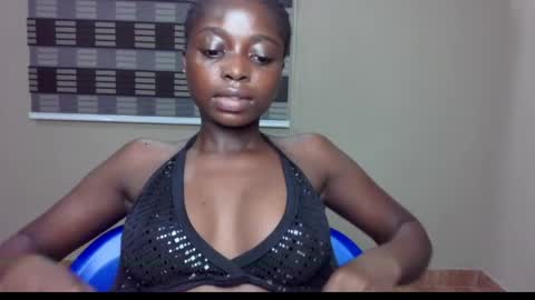 Snapshot of petitexxebony chatting on 06/08/26, 01:28 petitexxebony online show from 06/08/26, 01:28