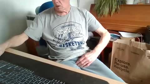 Snapshot of petitwilly chatting on 04/13/26, 11:05 petitwilly online show from 04/13/26, 11:05