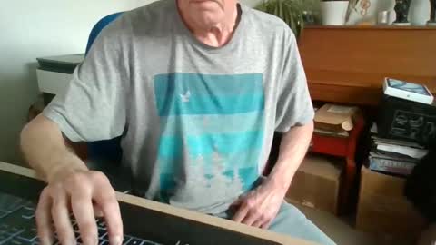 Snapshot of petitwilly chatting on 05/05/26, 03:42 petitwilly online show from 05/05/26, 03:42