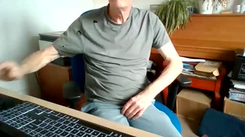 Snapshot of petitwilly chatting on 06/08/26, 09:31 petitwilly online show from 06/08/26, 09:31