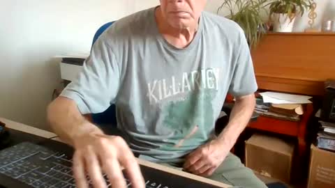 Snapshot of petitwilly chatting on 07/15/26, 08:30 petitwilly online show from 07/15/26, 08:30