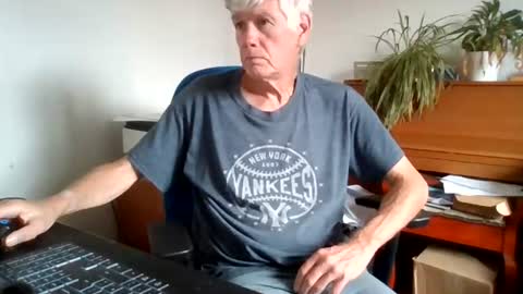 Snapshot of petitwilly chatting on 07/21/26, 10:39 petitwilly online show from 07/21/26, 10:39