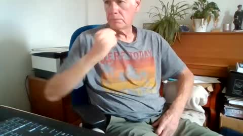 Snapshot of petitwilly chatting on 07/28/26, 10:43 petitwilly online show from 07/28/26, 10:43