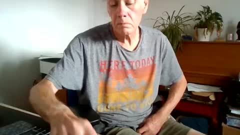 Snapshot of petitwilly chatting on 08/05/26, 10:07 petitwilly online show from 08/05/26, 10:07