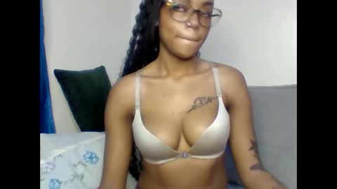 Snapshot of pettite_babe chatting on 10/02/25, 11:23 Arielle online show from 10/02/25, 11:23
