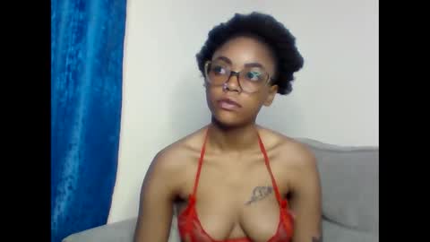 Snapshot of pettite_babe chatting on 11/15/25, 03:04 Arielle online show from 11/15/25, 03:04