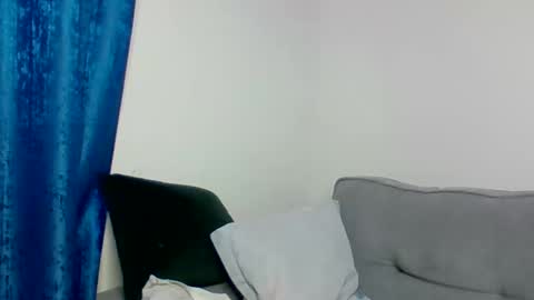 Snapshot of pettite_babe chatting on 11/19/25, 02:06 Arielle online show from 11/19/25, 02:06