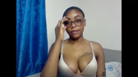 Snapshot of pettite_babe chatting on 12/17/25, 11:55 Arielle online show from 12/17/25, 11:55