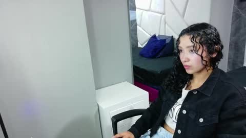 Snapshot of pettymoon chatting on 10/19/25, 11:33 Moon  online show from 10/19/25, 11:33