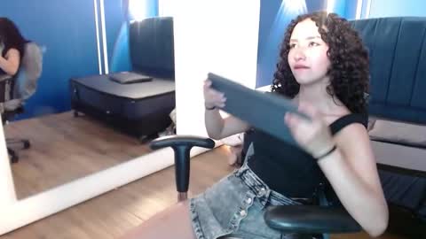 Snapshot of pettymoon chatting on 10/27/25, 04:22 Moon  online show from 10/27/25, 04:22