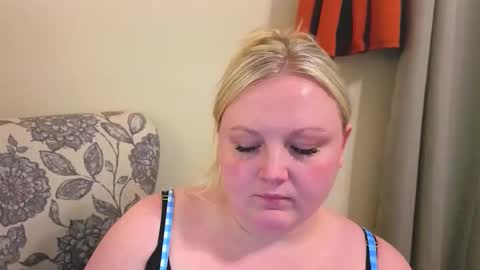 Snapshot of phatassblond chatting on 04/29/26, 10:49 PhatAssBlond online show from 04/29/26, 10:49